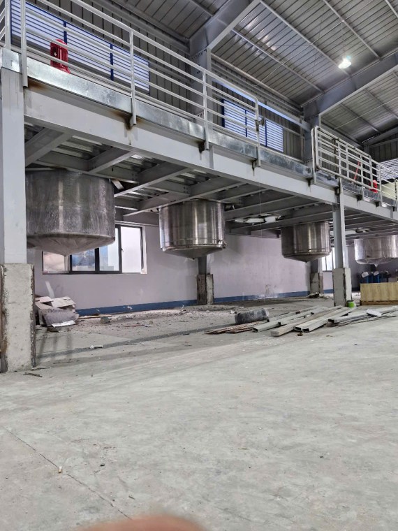 Bồn khuấy 5000L treo trên sàn